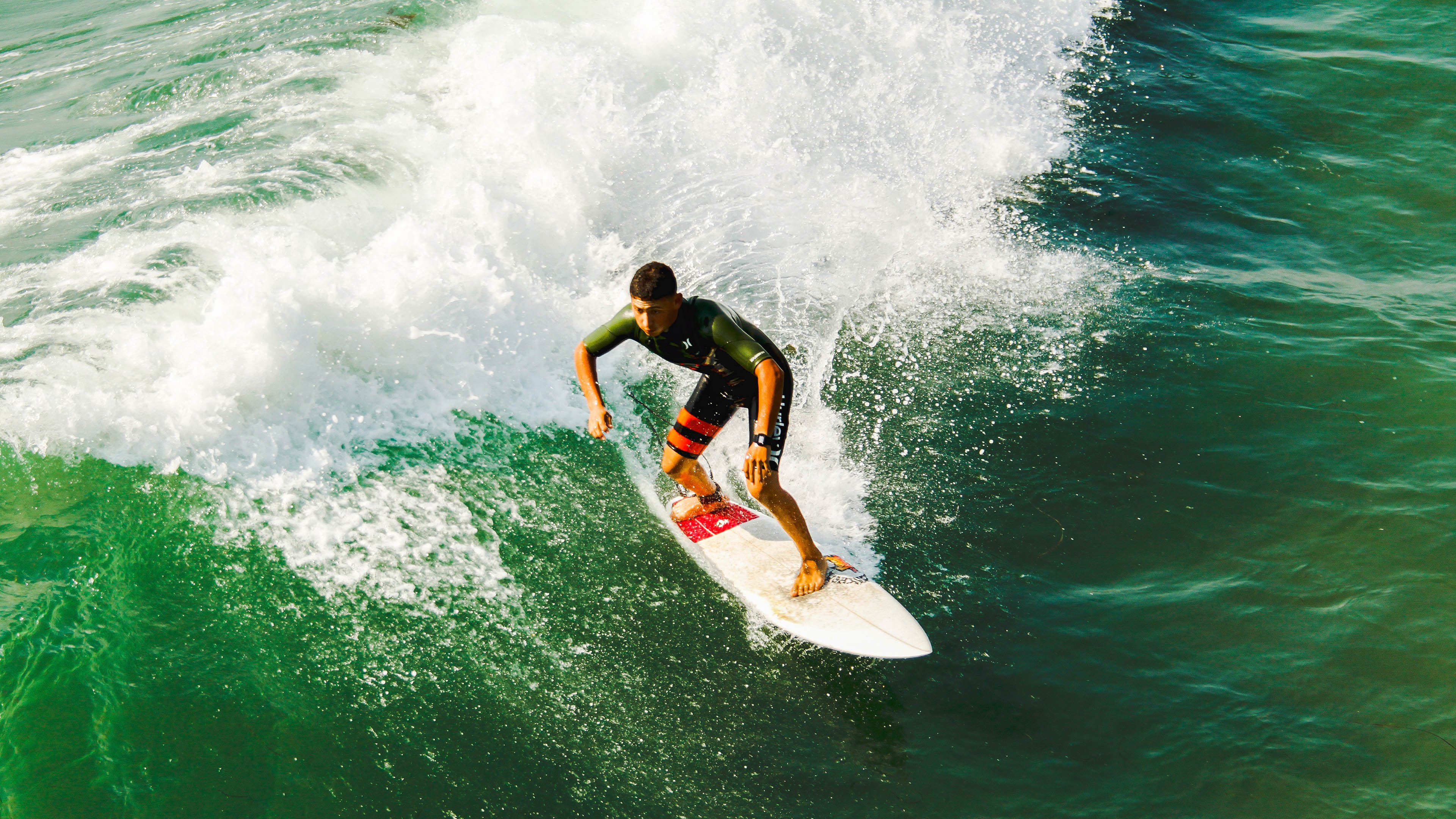 欧冠“帽子戏法之夜”：莱万24分钟上演史诗表演